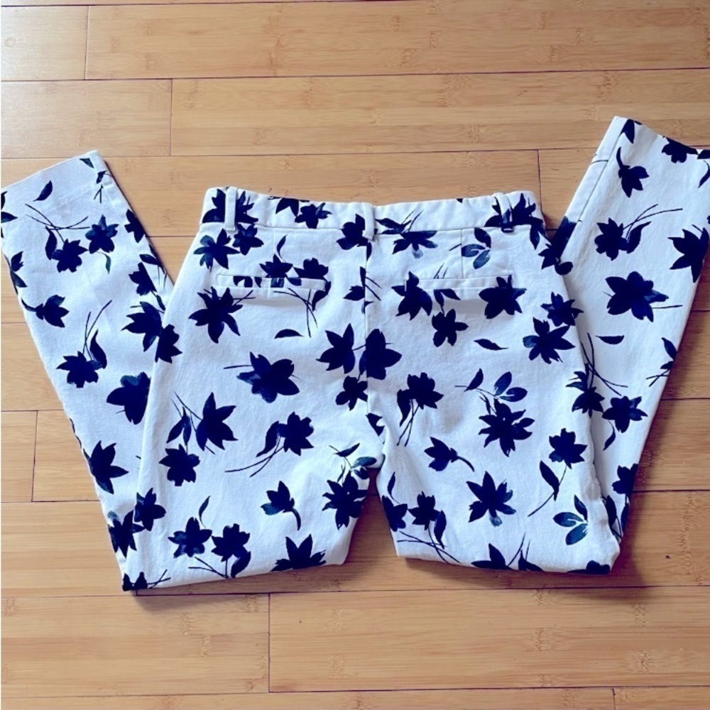 Gap floral, white, and navy signature skinny pants